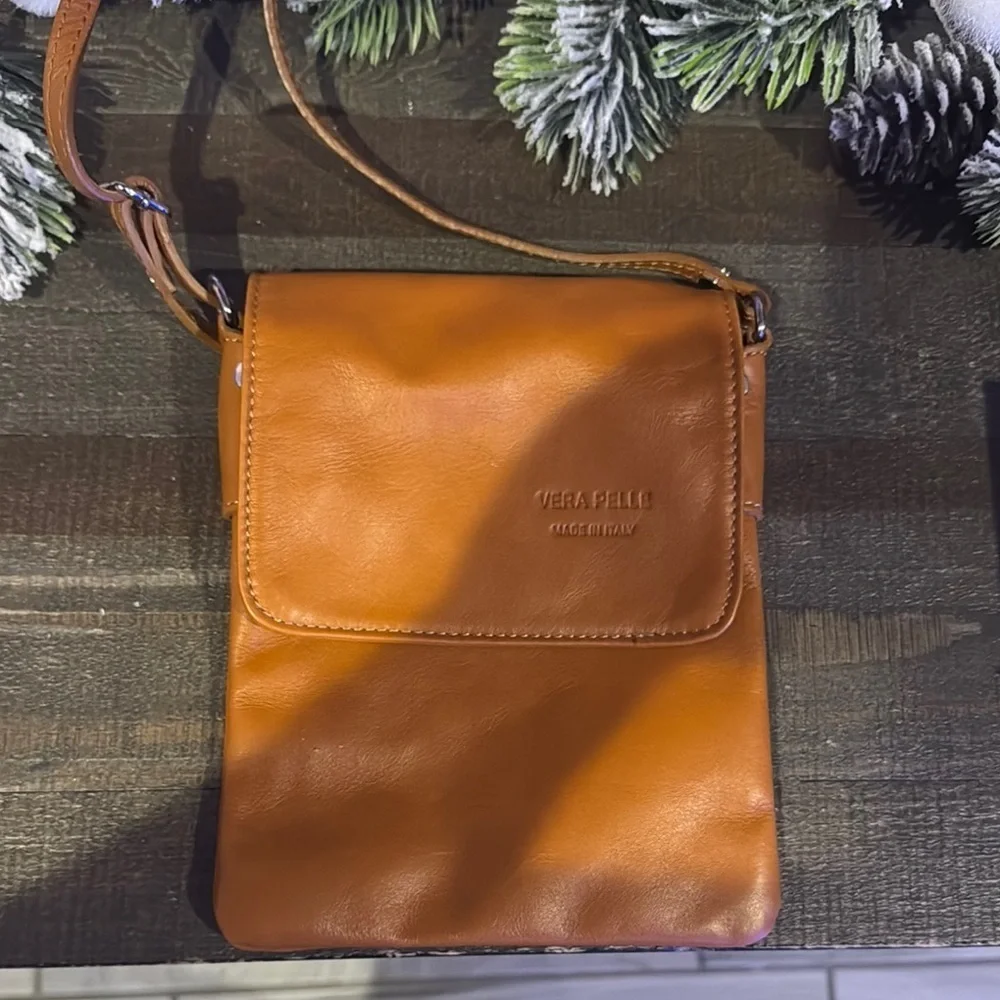 Vera Pelle Brown Messenger Bag with High-Quality Leather and Classic Design